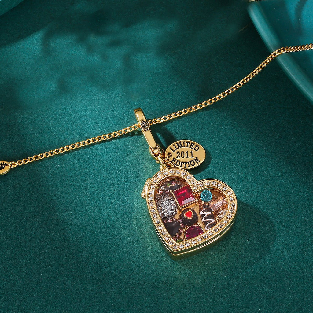 Herzförmige transparente Geschenkbox aus emailliertem Schokoladenglas mit offenem Anhänger - Si.Kreativkauf